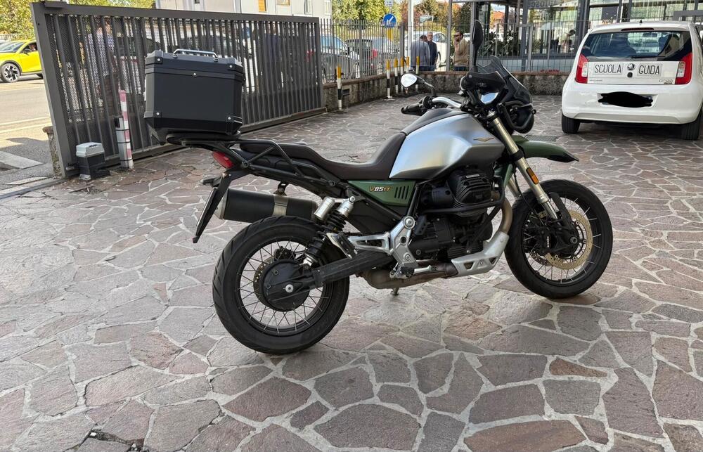 Moto Guzzi V85 TT Centenario (2021 - 22) (2)