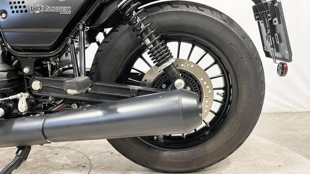 Moto Guzzi V9 Bobber (2021 - 25) (5)