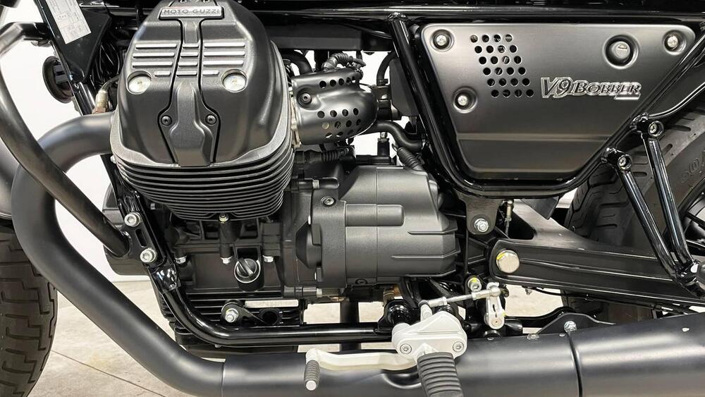 Moto Guzzi V9 Bobber (2021 - 25) (4)