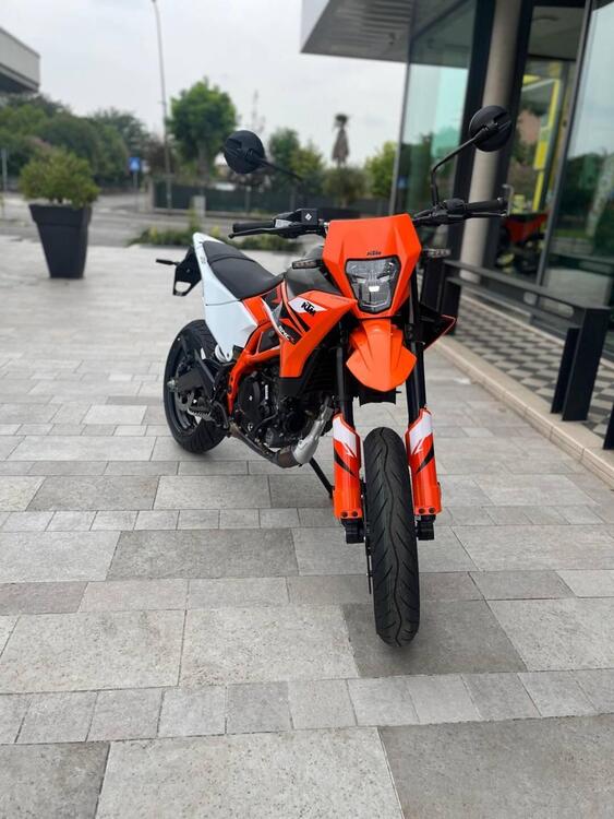 KTM 125 SMC R (2025) (3)