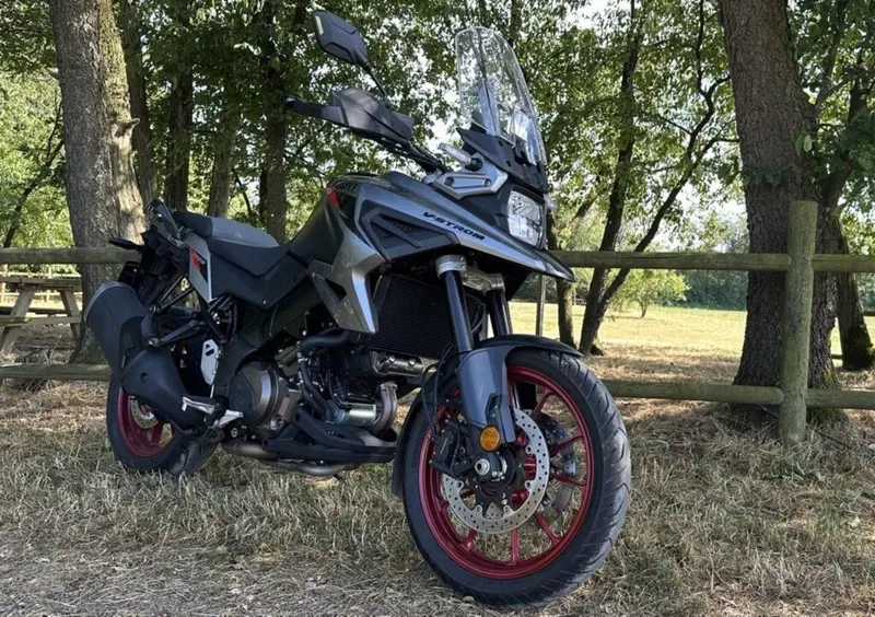 Suzuki V-Strom 1050 SE: tutto quello che c'&egrave; da sapere. La VIDEOSCHEDA TECNICA