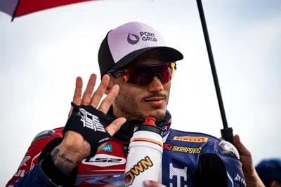 SBK 2025. Vierge in Yamaha. Oliveira vicino alla BMW