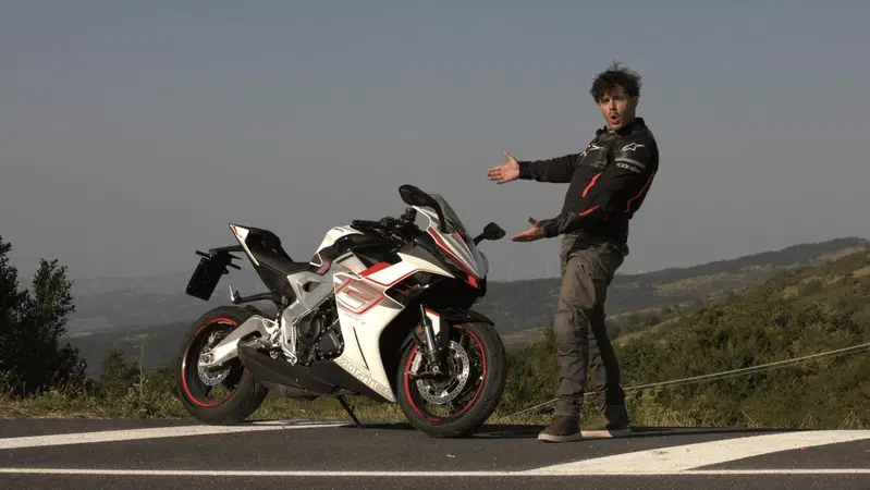 Zontes 703 RR TEST: la prova della sportiva cinese 3 cilindri. Pro e contro [VIDEO]