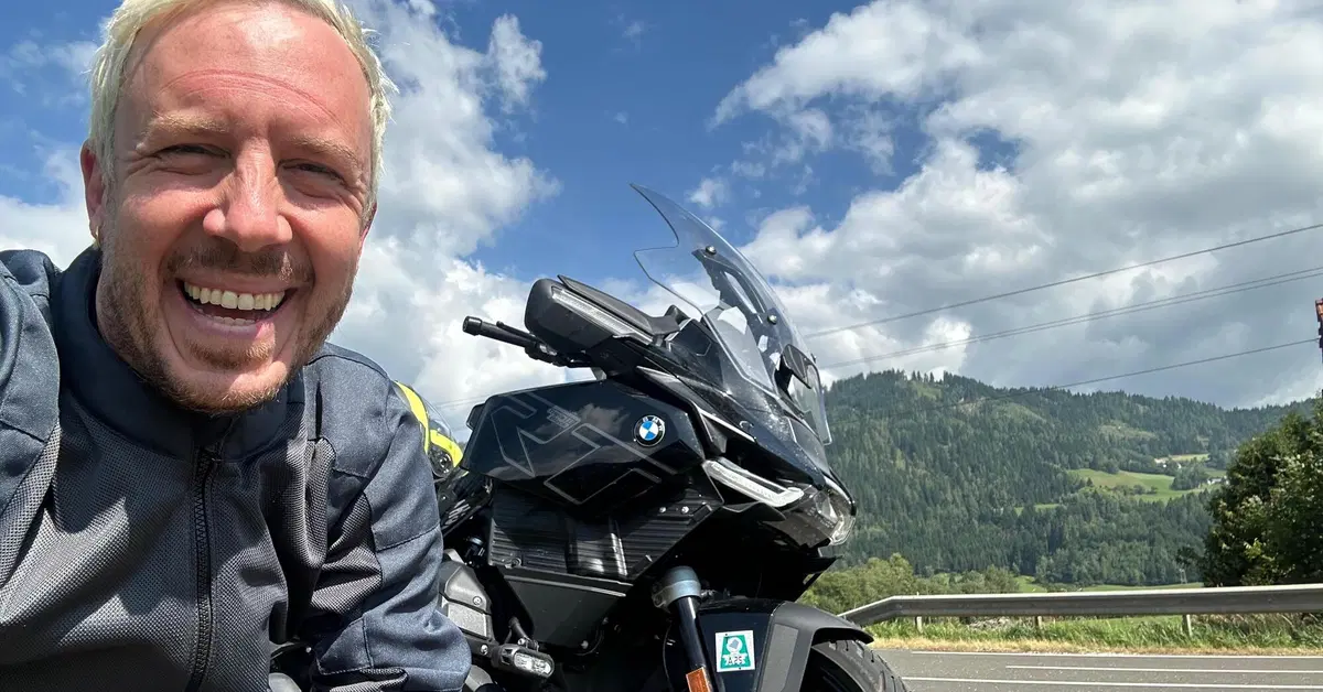 Al GP di Austria con la BMW R1300RT tra gomme forate, sala stampa bellissima e paesaggi da cartolina [VIDEO]