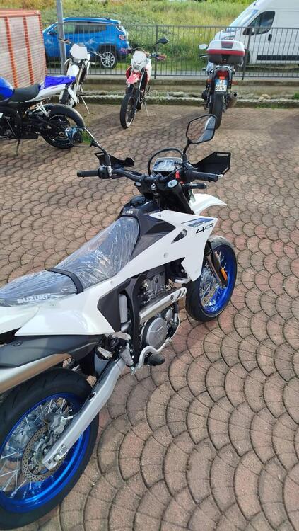 Suzuki DR-Z4SM (2025) (2)