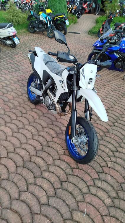 Suzuki DR-Z4SM (2025) (5)