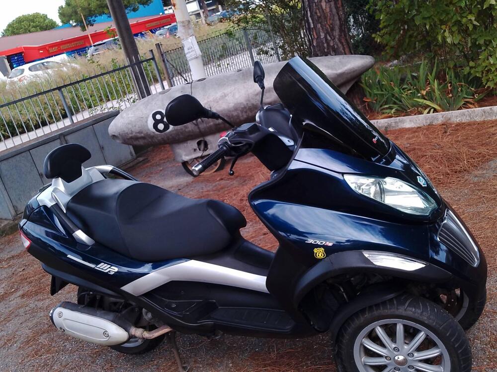 Piaggio MP3 300 (2010 - 11) (5)