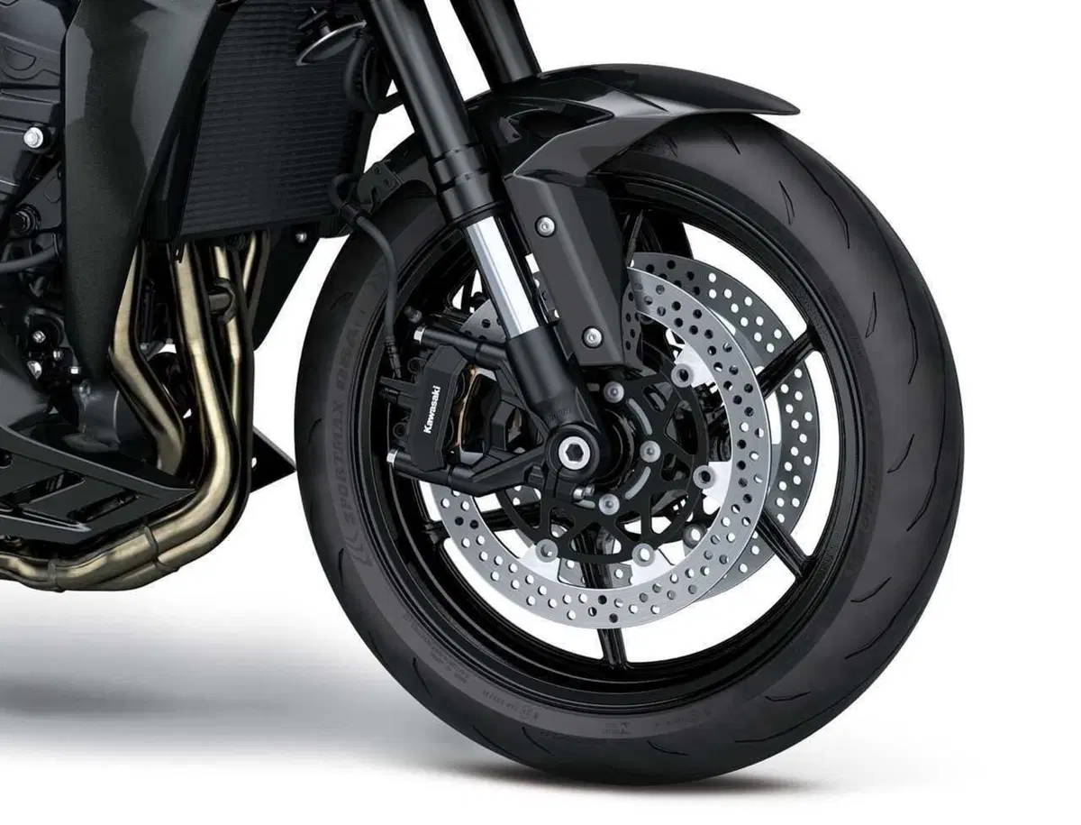 Arriva la Z1100: Kawasaki cala l'asso nella guerra delle hypernaked (6)