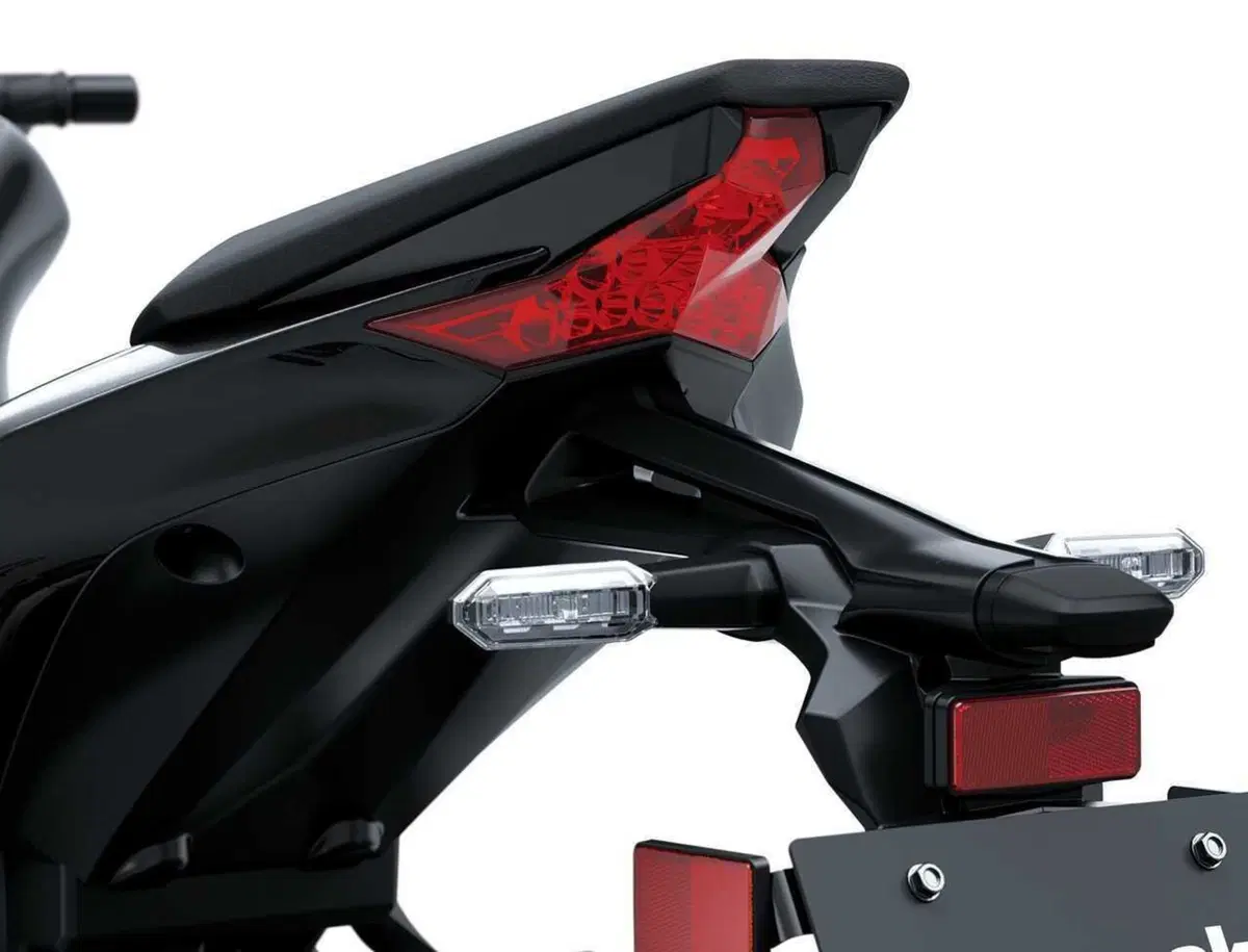 Arriva la Z1100: Kawasaki cala l'asso nella guerra delle hypernaked (7)
