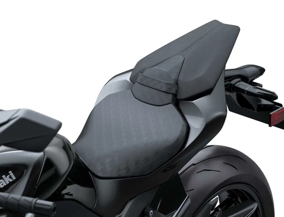 Arriva la Z1100: Kawasaki cala l'asso nella guerra delle hypernaked (8)