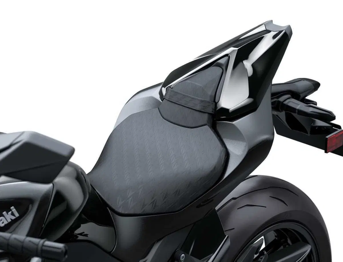 Arriva la Z1100: Kawasaki cala l'asso nella guerra delle hypernaked (12)