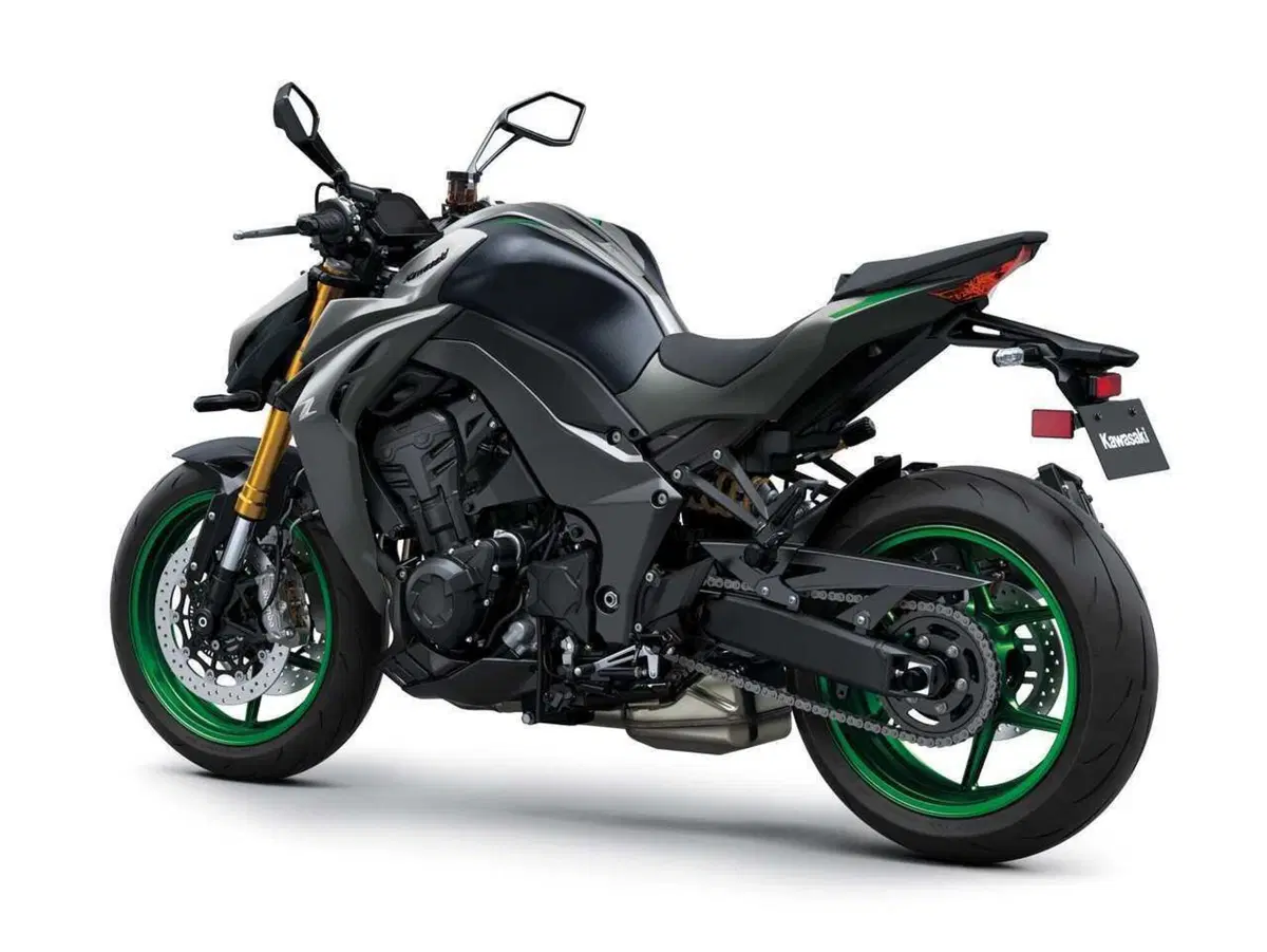 Arriva la Z1100: Kawasaki cala l'asso nella guerra delle hypernaked (11)