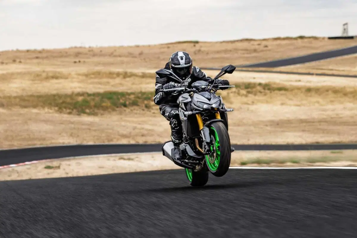 Arriva la Z1100: Kawasaki cala l'asso nella guerra delle hypernaked (3)