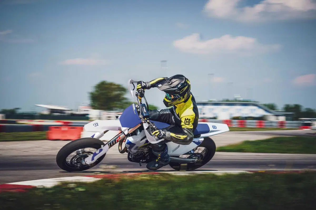 Nuova Husqvarna FS 450 2026: la supermotard si aggiorna. Ecco come [GALLERY] (3)