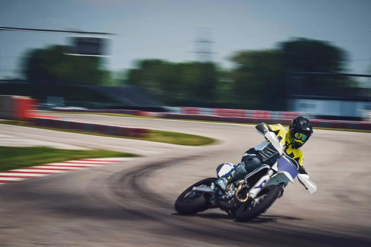 Nuova Husqvarna FS 450 2026: la supermotard si aggiorna. Ecco come [GALLERY] (4)