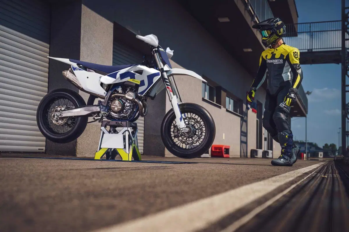 Nuova Husqvarna FS 450 2026: la supermotard si aggiorna. Ecco come [GALLERY] (5)