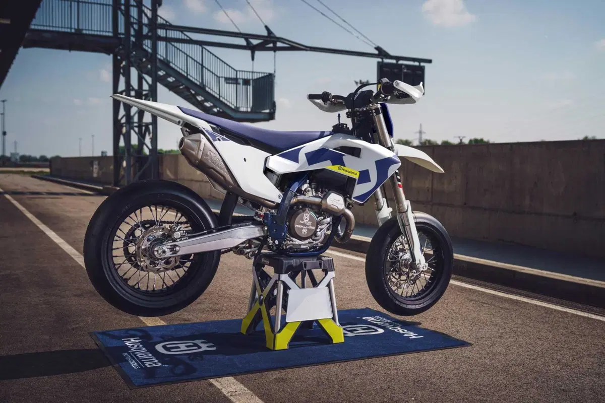 Nuova Husqvarna FS 450 2026: la supermotard si aggiorna. Ecco come [GALLERY] (6)