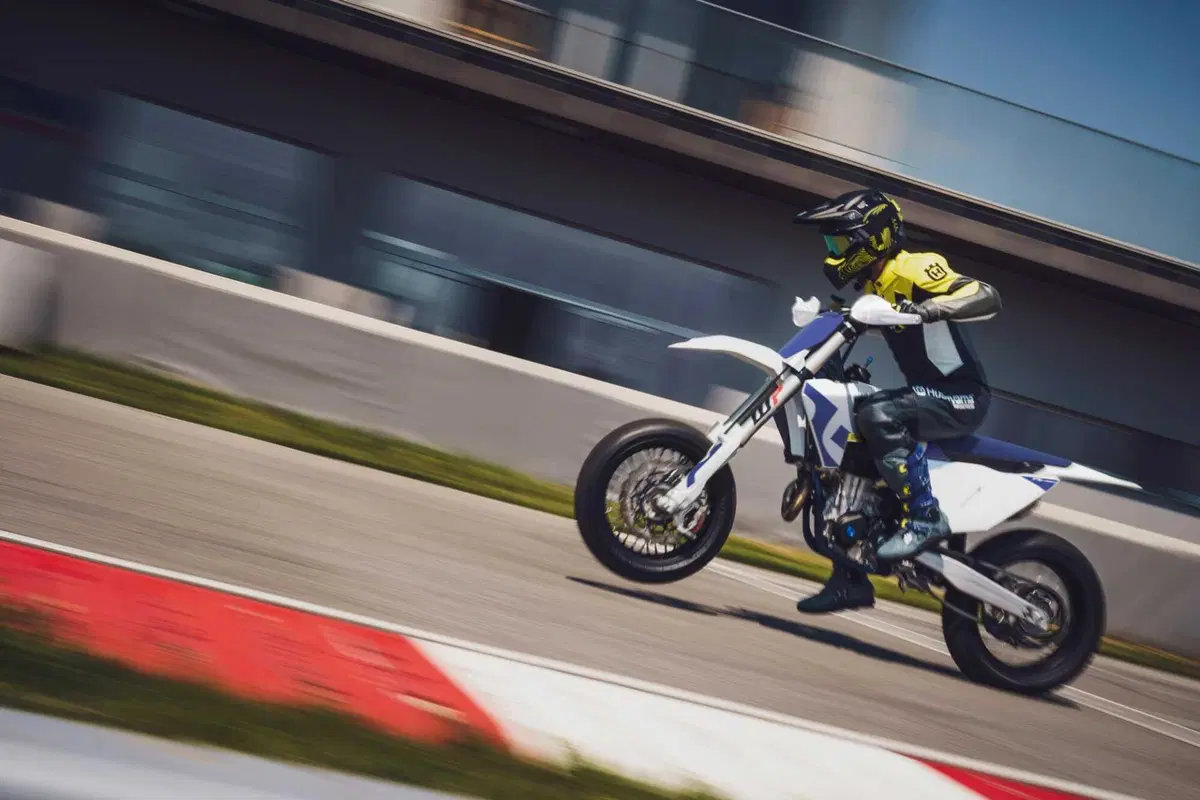 Nuova Husqvarna FS 450 2026: la supermotard si aggiorna. Ecco come [GALLERY] (2)