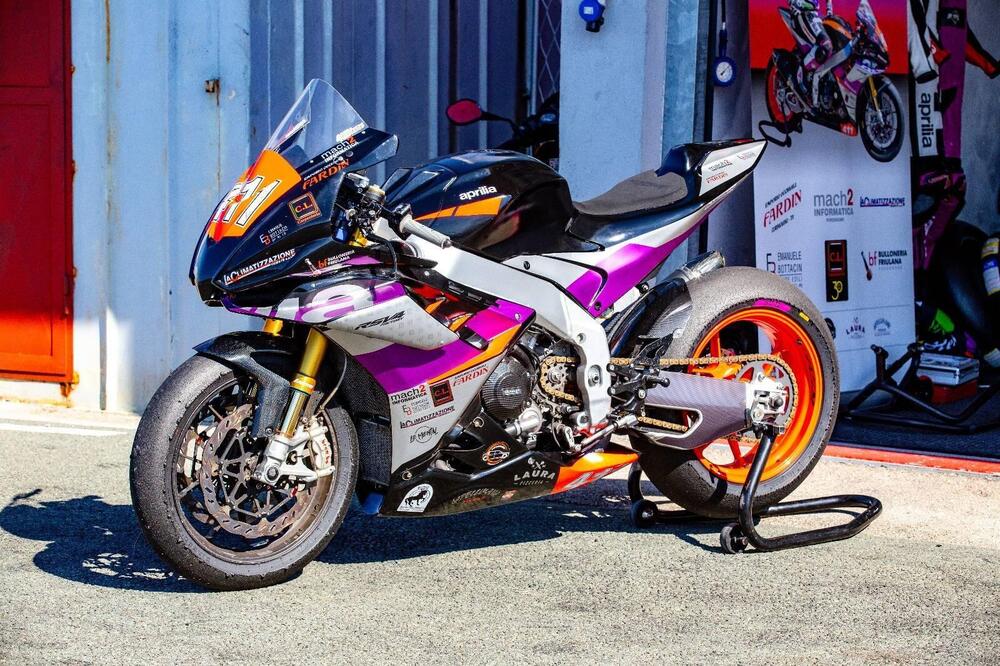 Aprilia RSV4 1100 Factory (2020) (2)