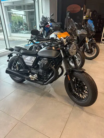 Moto Guzzi V9 Bobber Special Edition (2023 - 25) usata