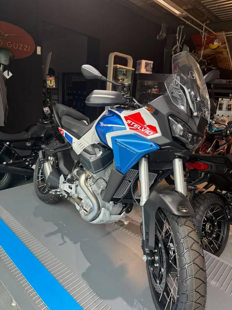 Moto Guzzi Stelvio Duecento Tributo (2025 - 26)