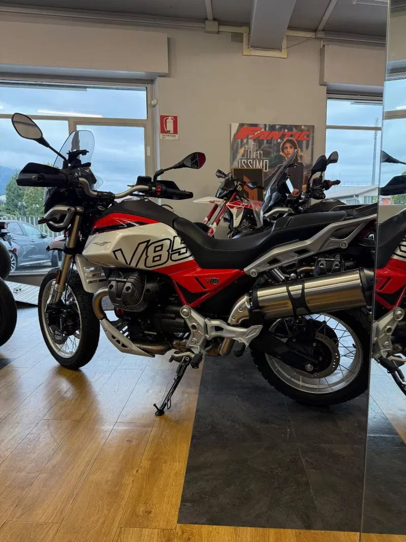 Moto Guzzi V85 TT (2024 - 26) (3)