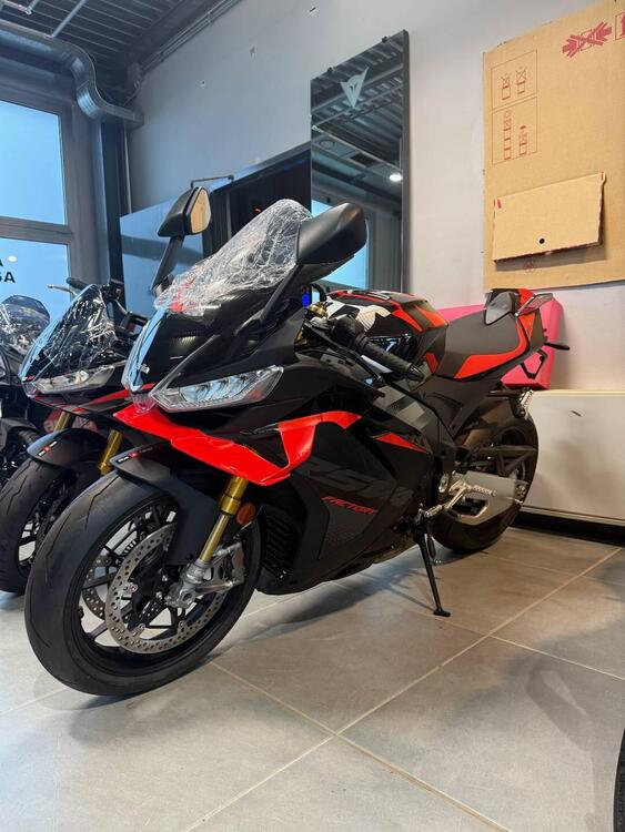 Aprilia RSV4 1100 Factory (2025) (2)