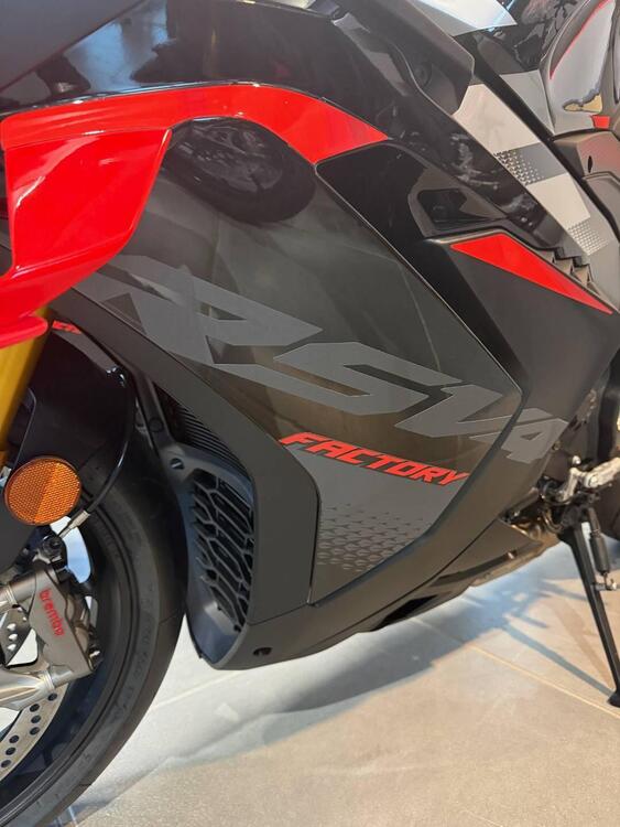 Aprilia RSV4 1100 Factory (2025) (3)