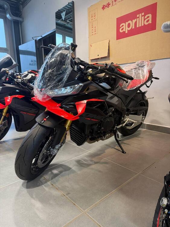 Aprilia Tuono V4 Factory (2025) (2)