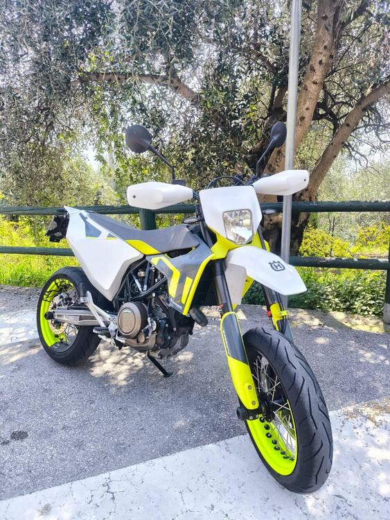 Husqvarna 701 Supermoto (2022)