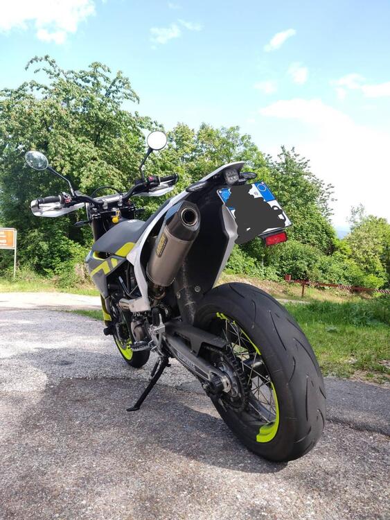 Husqvarna 701 Supermoto (2022) (3)