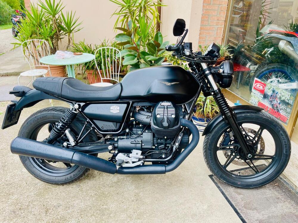 Moto Guzzi V7 Stone (2021 - 24)