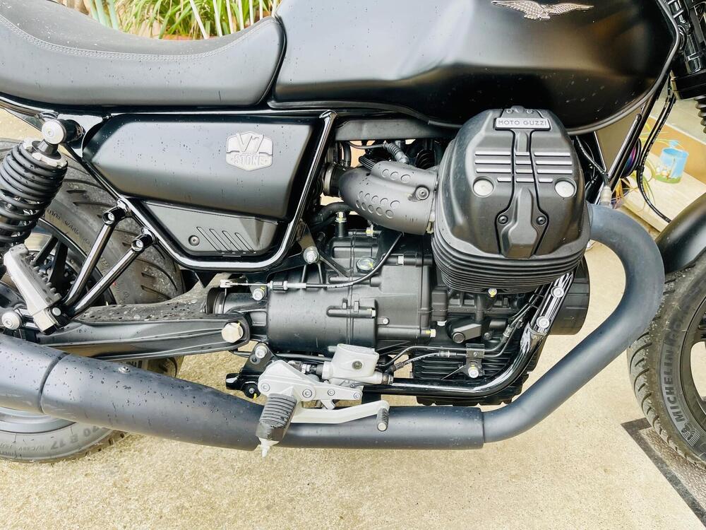 Moto Guzzi V7 Stone (2021 - 24) (2)