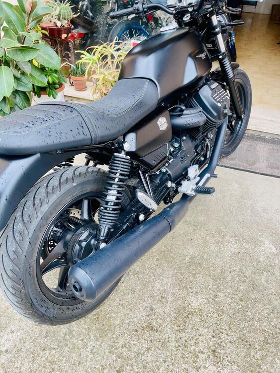 Moto Guzzi V7 Stone (2021 - 24) (3)