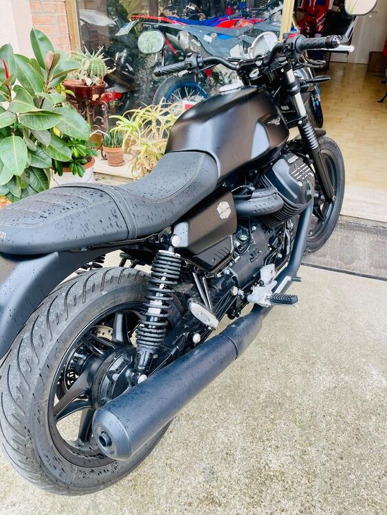 Moto Guzzi V7 Stone (2021 - 24) (4)