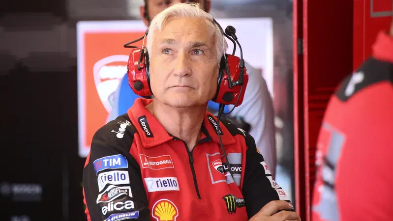 MotoGP 2025. GP del Giappone. Davide Tardozzi festeggia Marquez, ma accarezza Bagnaia: "La vittoria di Pecco per noi vale un mondiale"