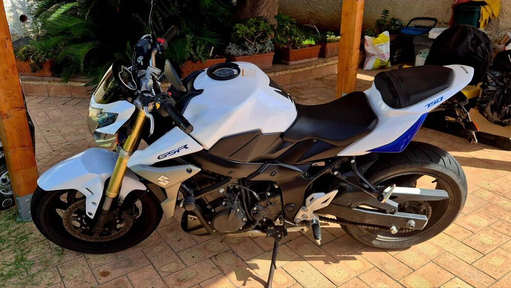 Suzuki GSR 750 (2010 - 15) (3)