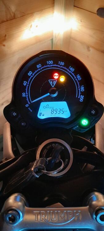 Triumph Street Twin 900 (2021 - 22) (5)