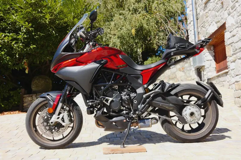 MV Agusta Turismo Veloce 800 Lusso SCS (2021 - 26) (2)