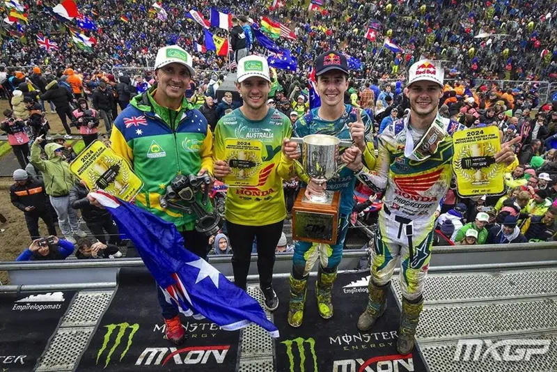 La squadra vincitrice della scorsa edizione: l'Australia. Da sinistra: il CT Michael Byrne, il pilota della MX2 Kyle Webster e poi i due fratelli Lawrence, Hunter MXGP e Jett Open