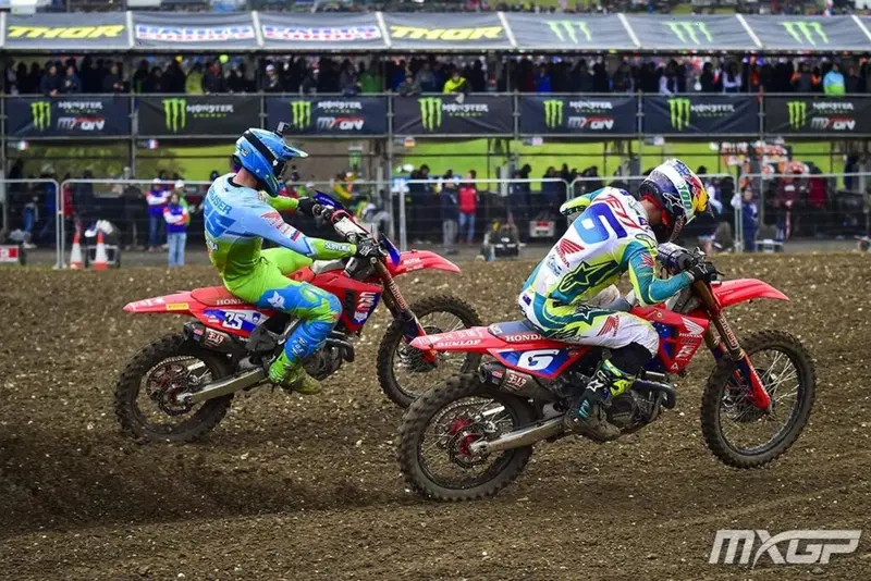 La straordinaria battaglia tra Jett Lawrence e Tim Gajser nel corso della terza manches di Matterley Basin