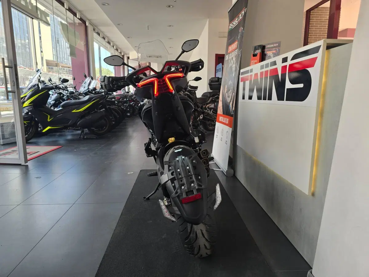 MV Agusta Turismo Veloce 800 R (2023 - 26) (7)