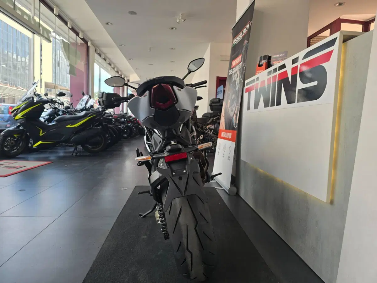 MV Agusta Brutale 801 RR Ottantesimo (2025 - 26) (7)