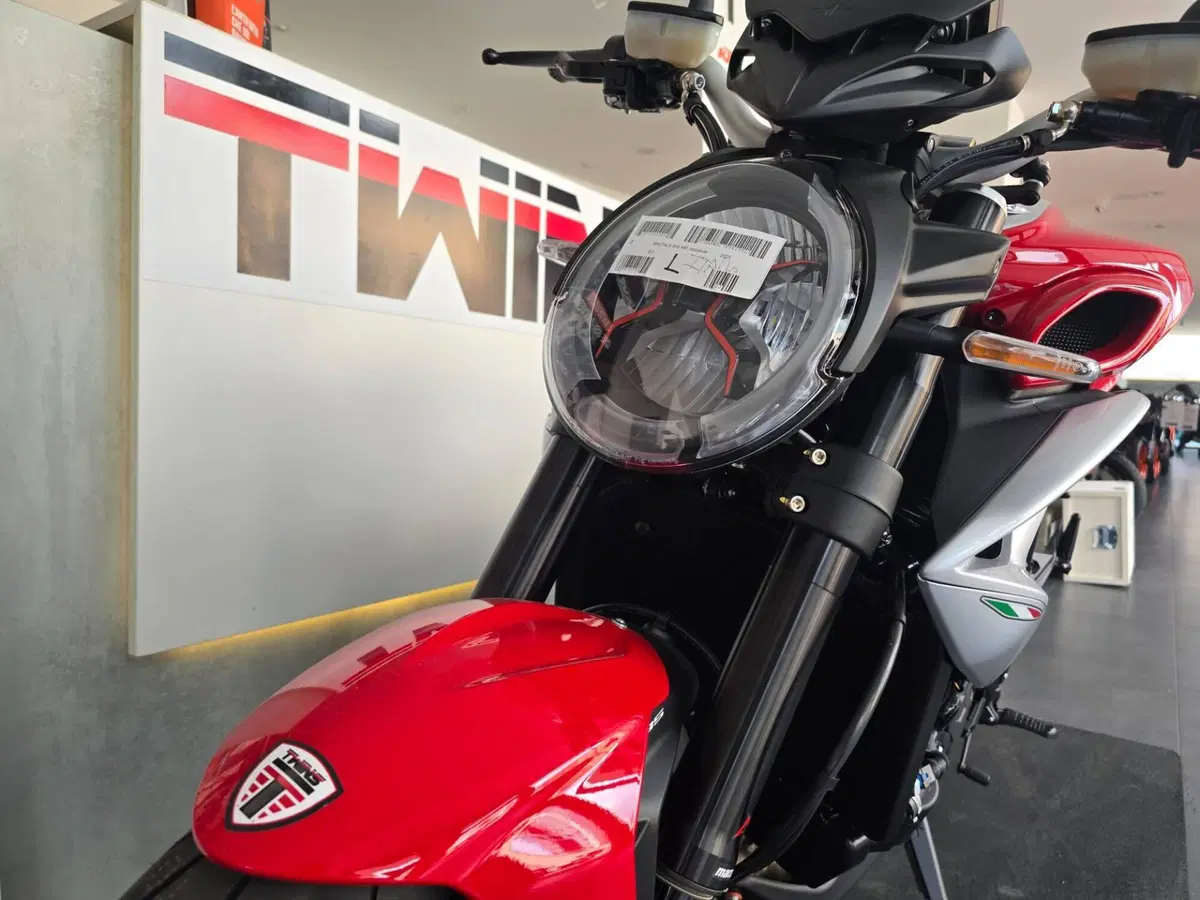 MV Agusta Brutale 801 RR Ottantesimo (2025 - 26) (14)