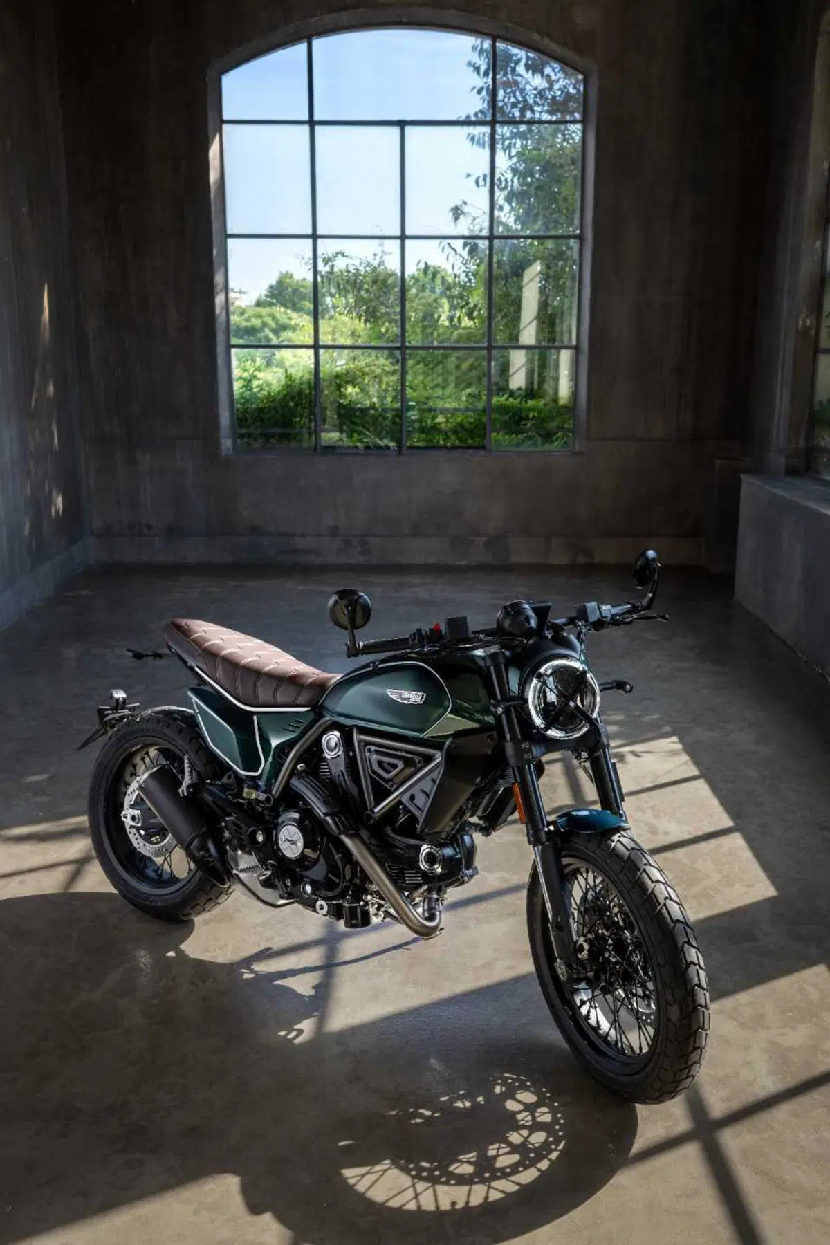 Scrambler Nightshift si veste di verde: arriva la livrea Emerald Green per il 2026 (7)