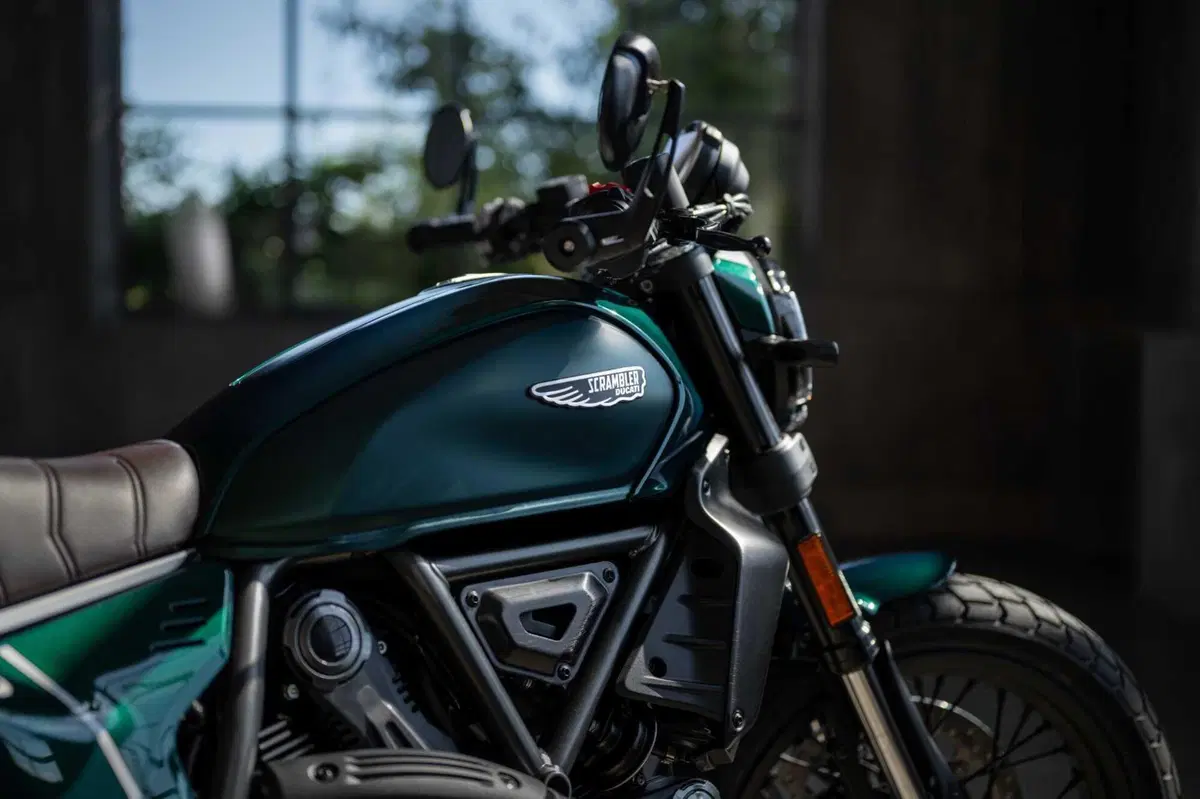 Scrambler Nightshift si veste di verde: arriva la livrea Emerald Green per il 2026 (3)