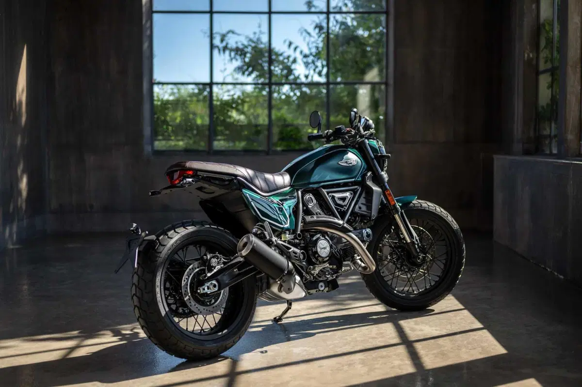 Scrambler Nightshift si veste di verde: arriva la livrea Emerald Green per il 2026 (2)