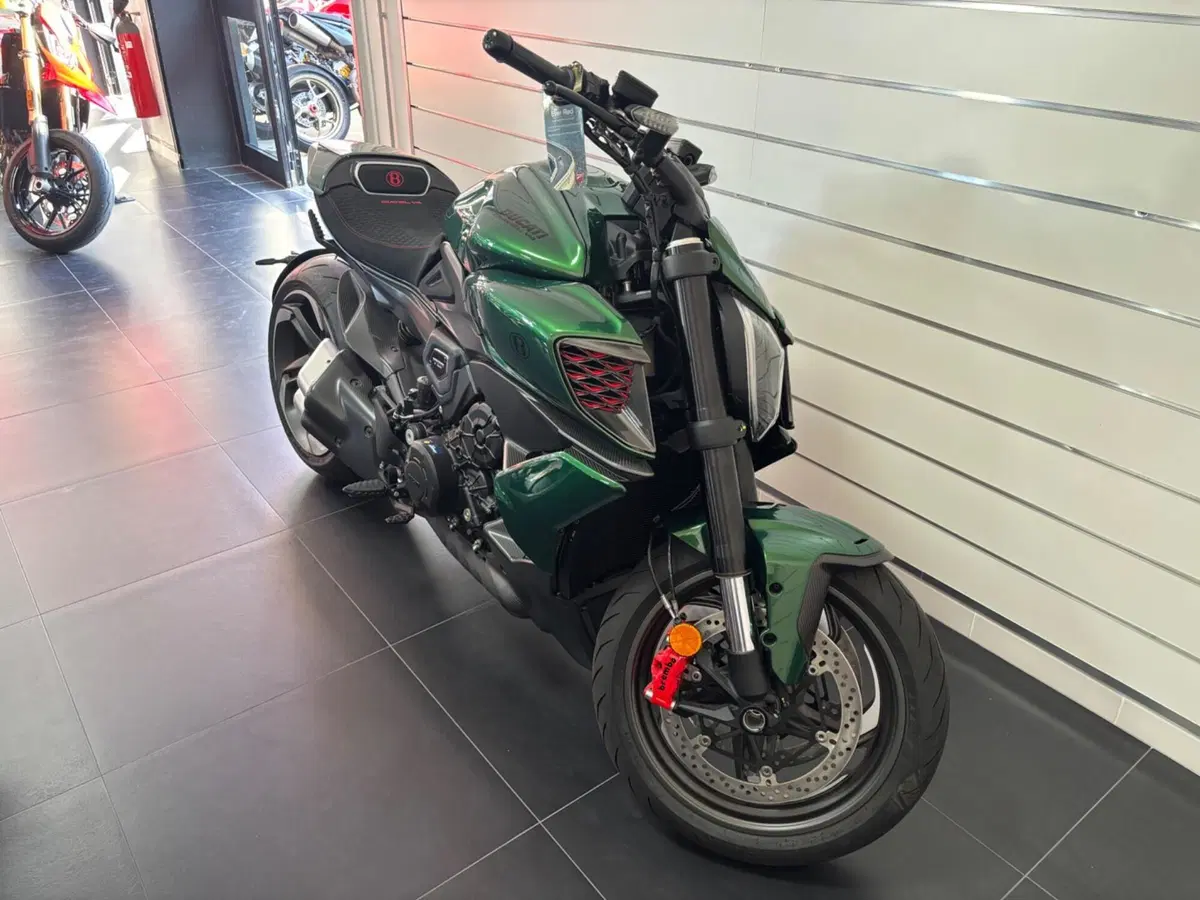 Ducati Diavel for Bentley (2024) (6)