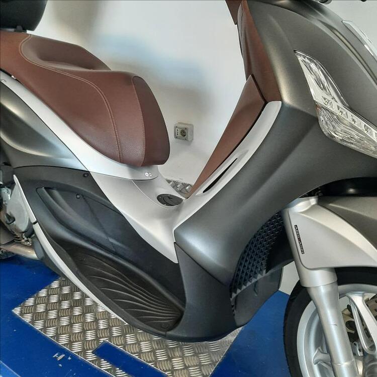 Piaggio Beverly 350 Police ABS-ASR (2018 - 20) (5)