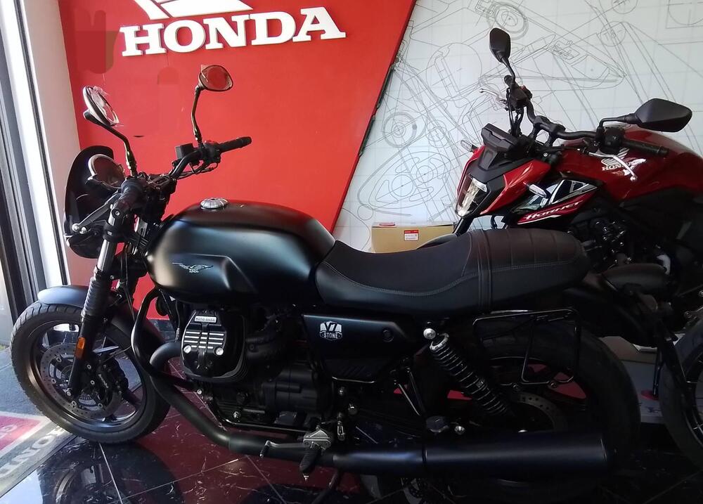 Moto Guzzi V7 Stone (2021 - 24) (3)